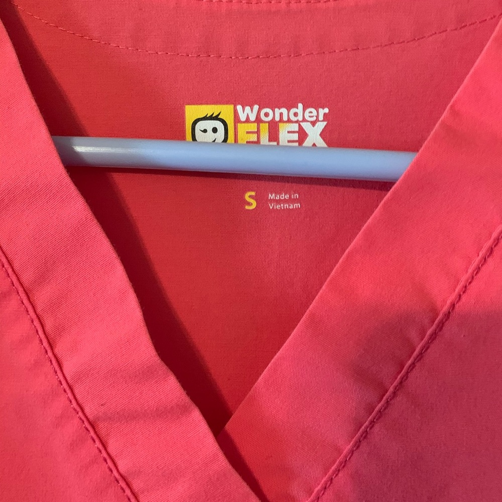 WonderWinks flex coral scrub top - Picture 3 of 4
